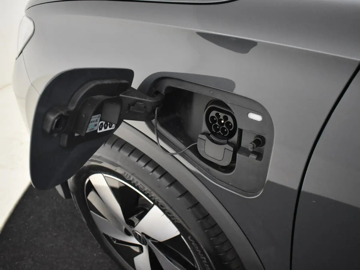 Life Edition - eHybrid | 'App-Connect' draadloze smartphone integratie | Achteruitrijcamera (Rear View) | Automatische afstandsregeling (Adaptive Cruise Control)