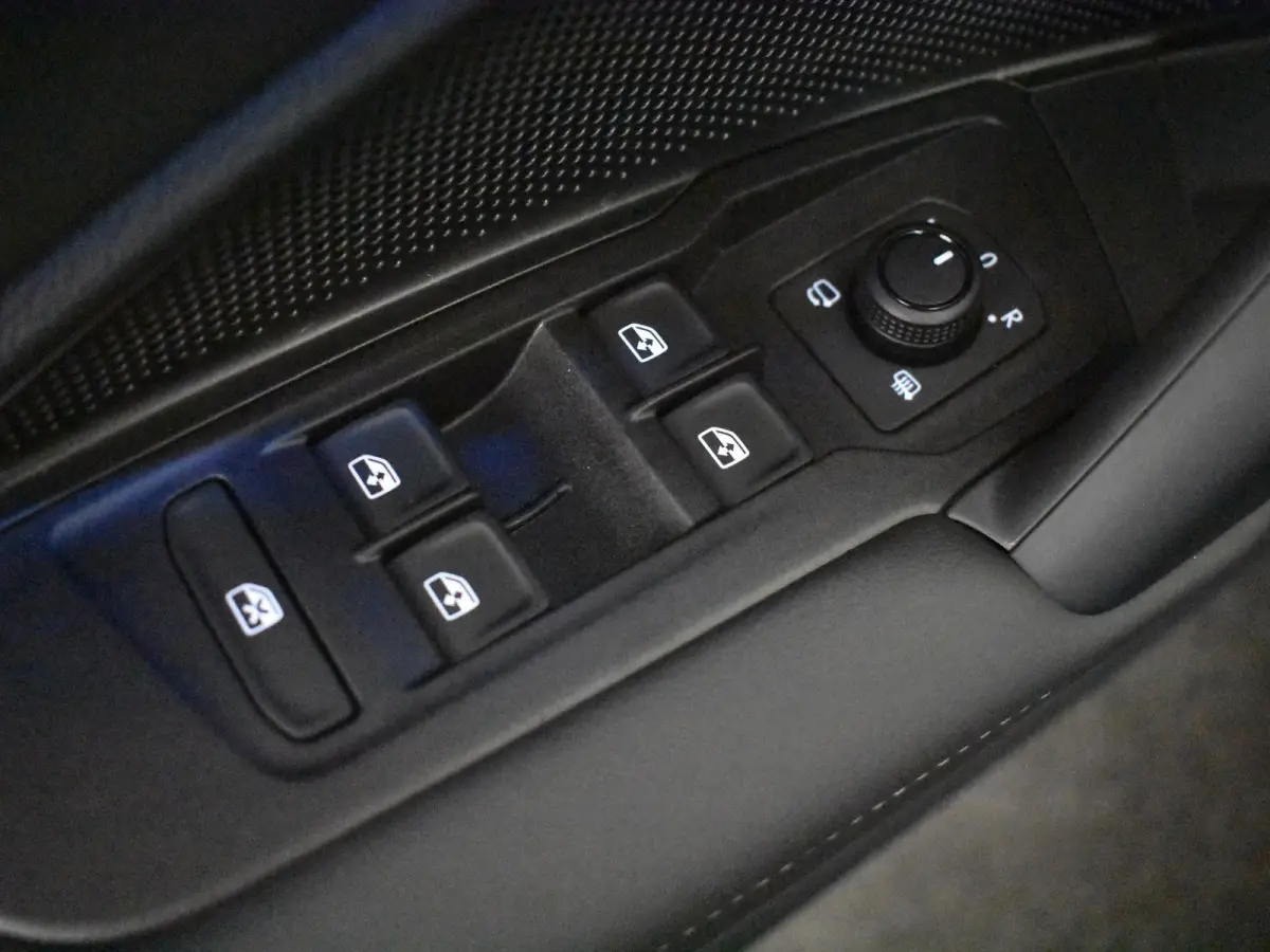Life Edition - eHybrid | 'App-Connect' draadloze smartphone integratie | Achteruitrijcamera (Rear View) | Automatische afstandsregeling (Adaptive Cruise Control)