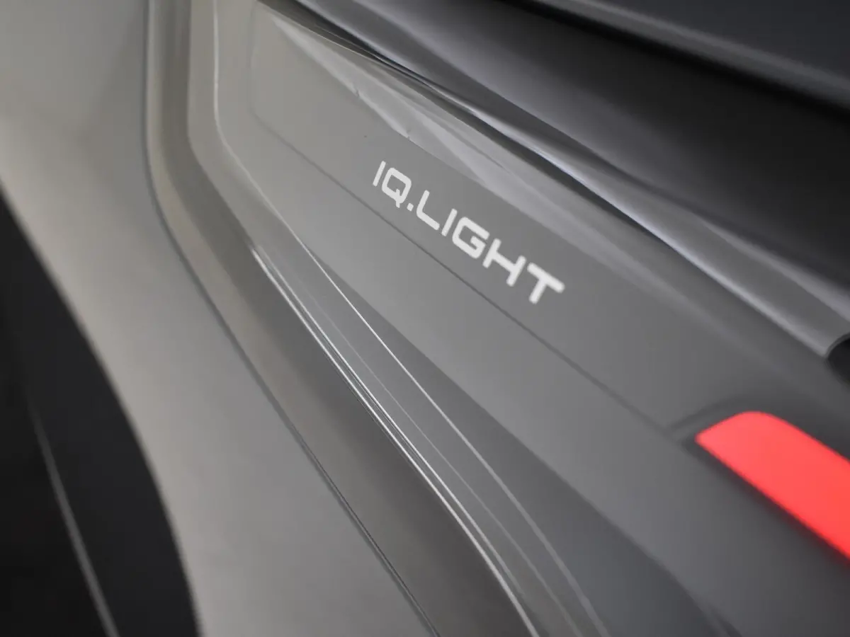 Life Edition - eHybrid | 'App-Connect' draadloze smartphone integratie | Achteruitrijcamera (Rear View) | Automatische afstandsregeling (Adaptive Cruise Control)