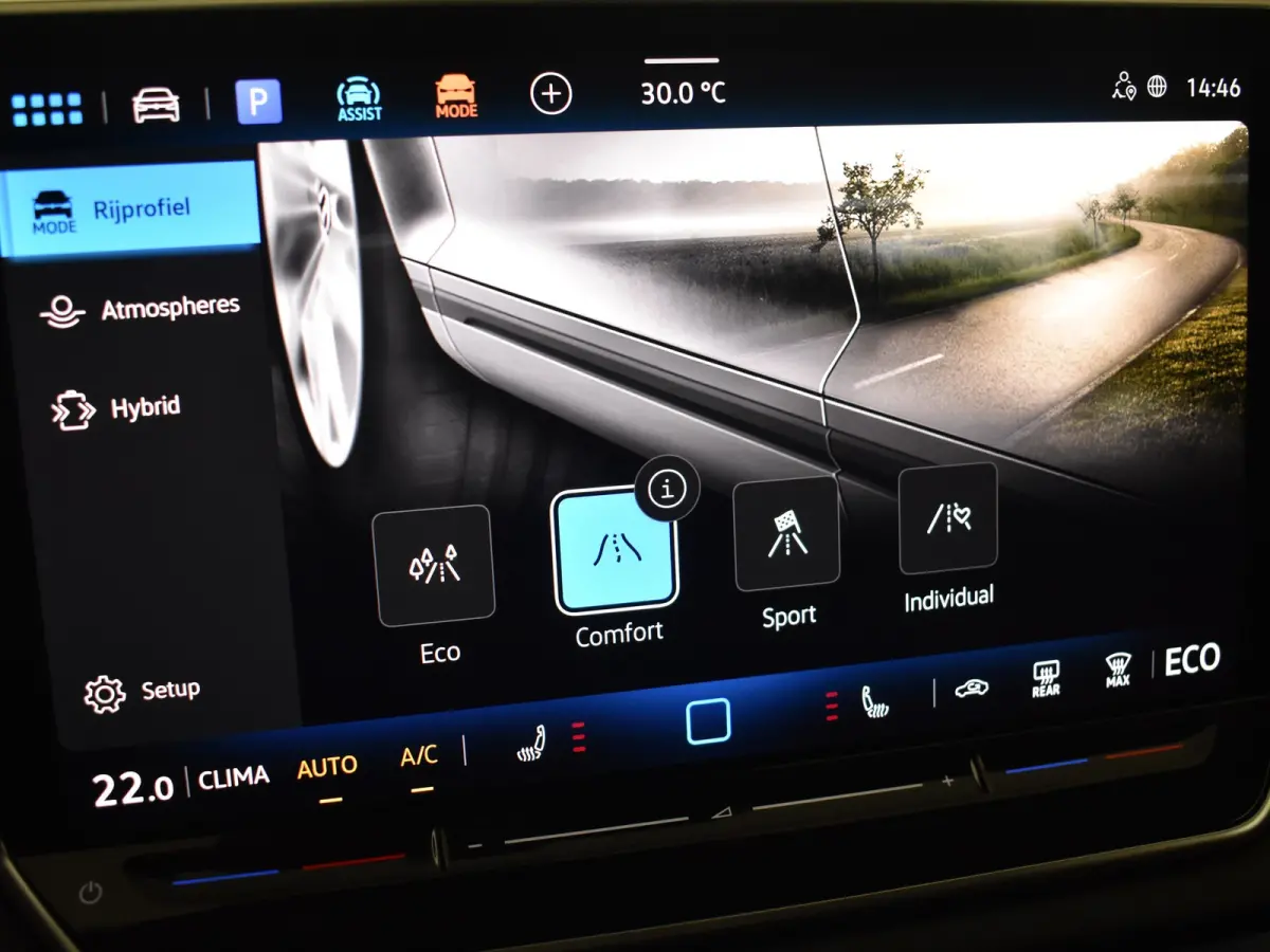 Life Edition - eHybrid | 'App-Connect' draadloze smartphone integratie | Achteruitrijcamera (Rear View) | Automatische afstandsregeling (Adaptive Cruise Control)