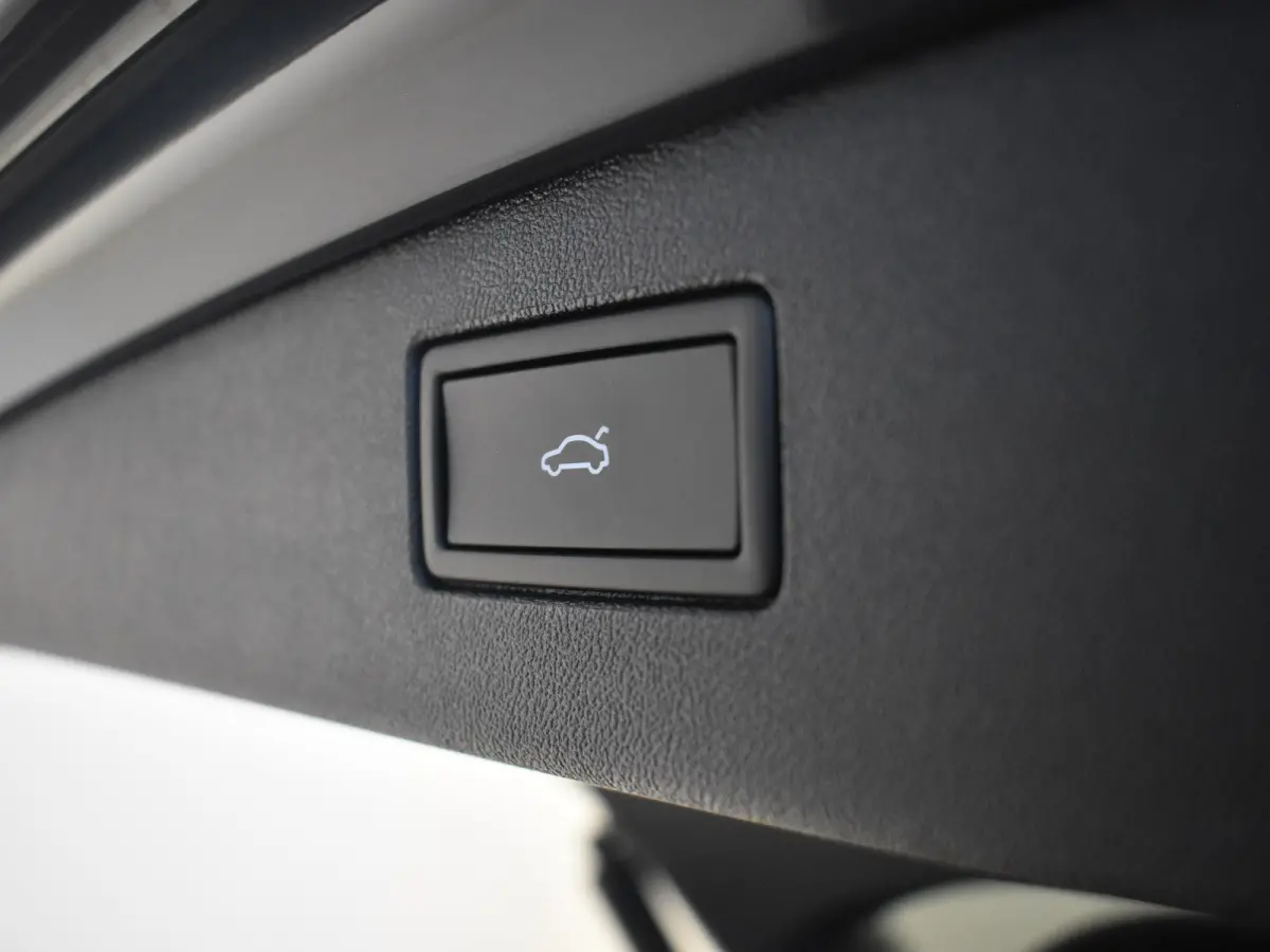 Life Edition - eHybrid | 'App-Connect' draadloze smartphone integratie | Achteruitrijcamera (Rear View) | Automatische afstandsregeling (Adaptive Cruise Control)