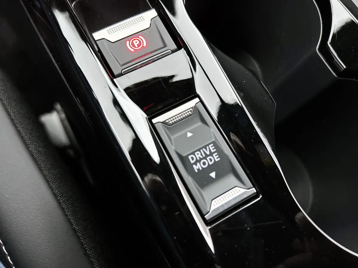 1.2 Hybrid Allure 145pk Automaat | Navigatie | Camera | Parkeersensoren | LED | Lichtmetalen velgen | Climate control | Adaptive cruise control |