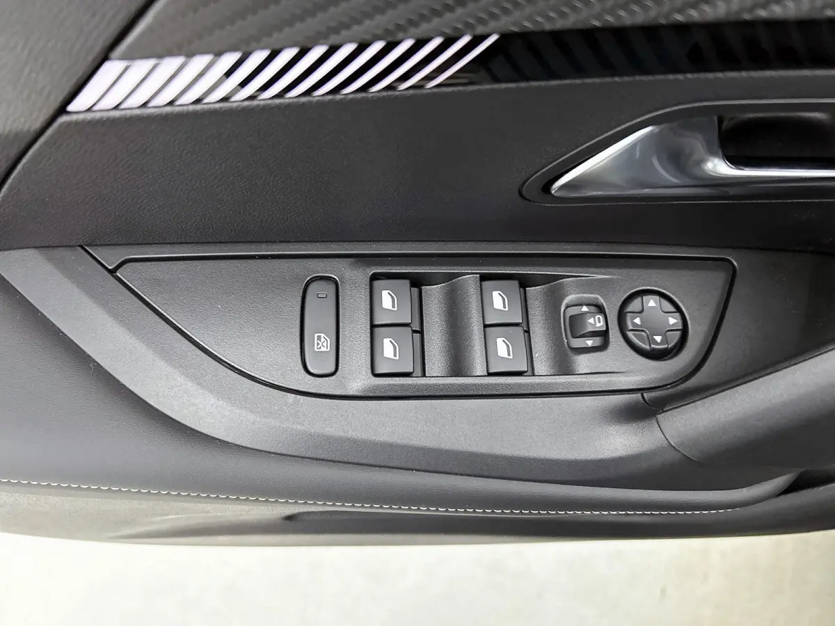 1.2 Hybrid Allure 145pk Automaat | Navigatie | Camera | Parkeersensoren | LED | Lichtmetalen velgen | Climate control | Adaptive cruise control |