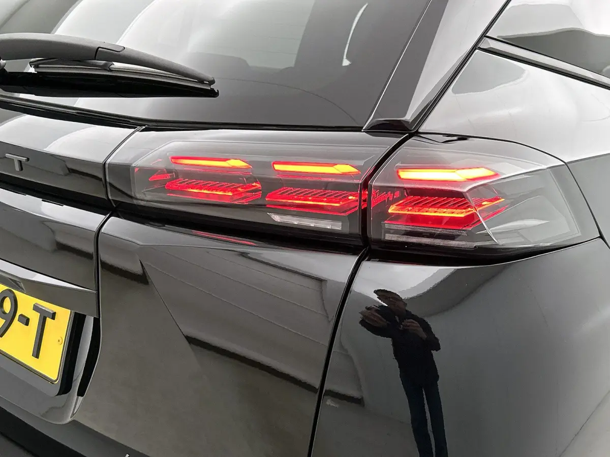 1.2 Hybrid Allure 145pk Automaat | Navigatie | Camera | Parkeersensoren | LED | Lichtmetalen velgen | Climate control | Adaptive cruise control |