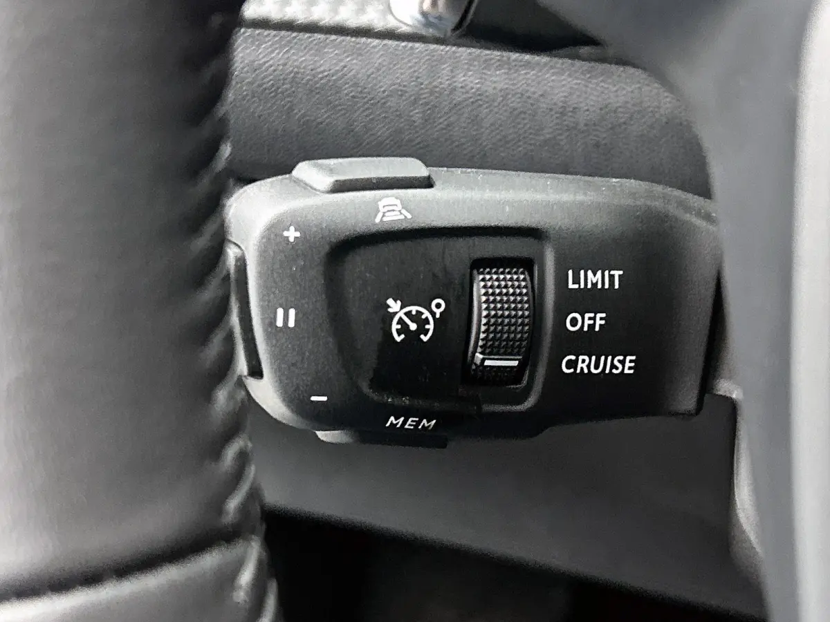 1.2 Hybrid Allure 145pk Automaat | Navigatie | Camera | Parkeersensoren | LED | Lichtmetalen velgen | Climate control | Adaptive cruise control |