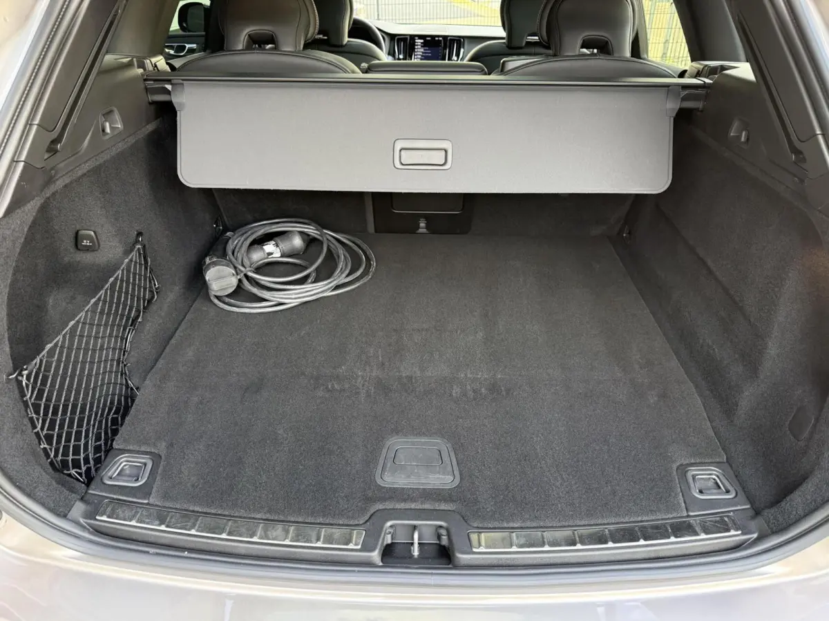 2.0 T8 Plug-in hybrid AWD Plus Dark PANO 360 ADAPTIVE CR.