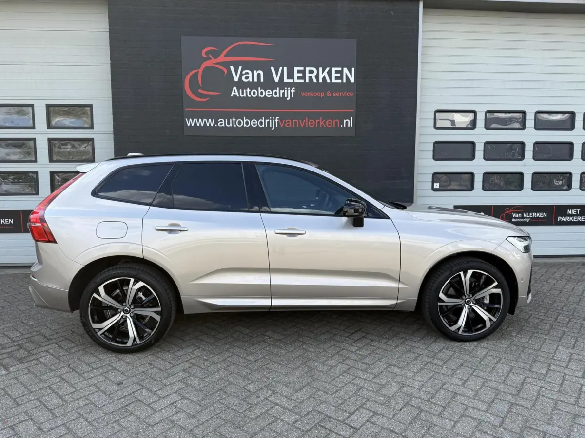 2.0 T8 Plug-in hybrid AWD Plus Dark PANO 360 ADAPTIVE CR.