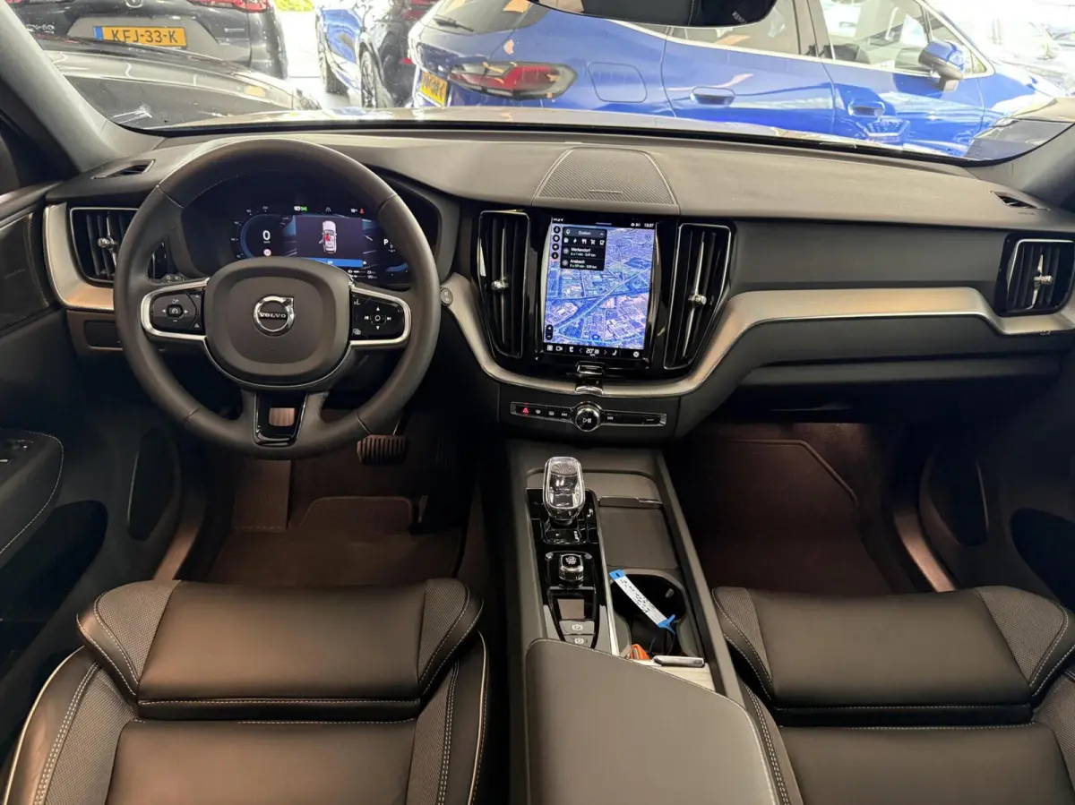 2.0 T8 Plug-in hybrid AWD Plus Dark PANO 360 ADAPTIVE CR.