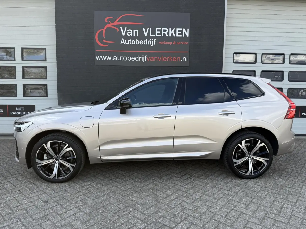 2.0 T8 Plug-in hybrid AWD Plus Dark PANO 360 ADAPTIVE CR.