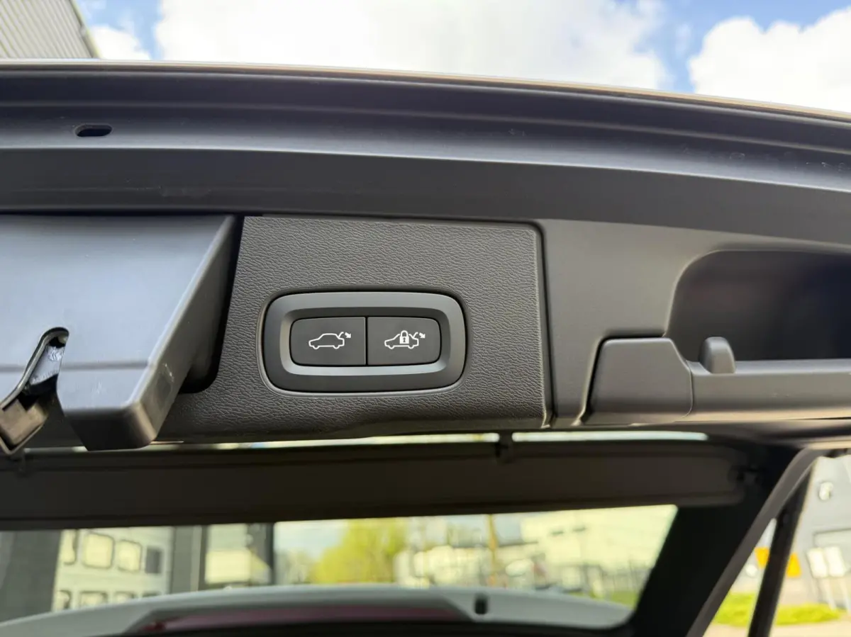 2.0 T8 Plug-in hybrid AWD Plus Dark PANO 360 ADAPTIVE CR.