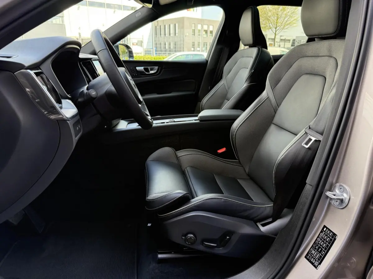 2.0 T8 Plug-in hybrid AWD Plus Dark PANO 360 ADAPTIVE CR.