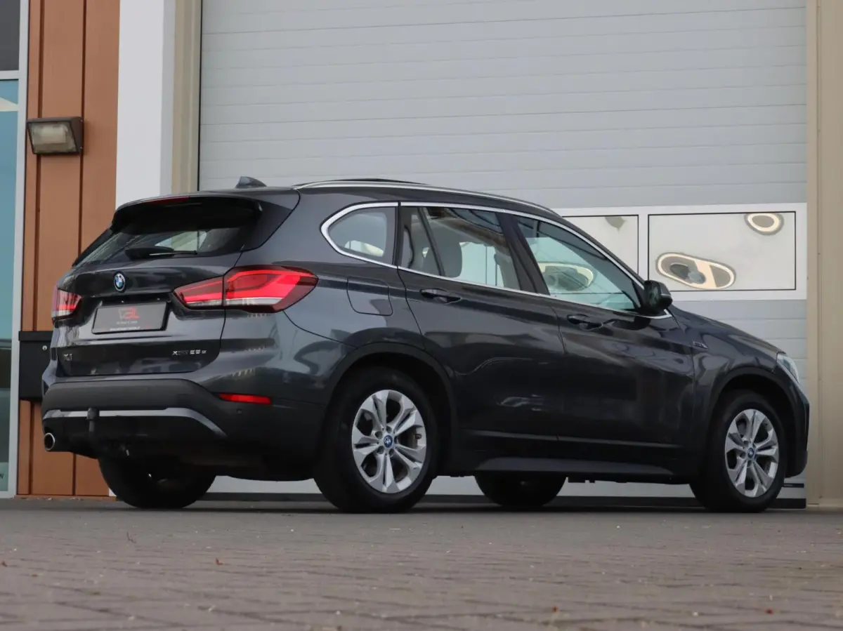 xDrive25e High Executive | SOH 91% | Trekhaak | Panoramadak