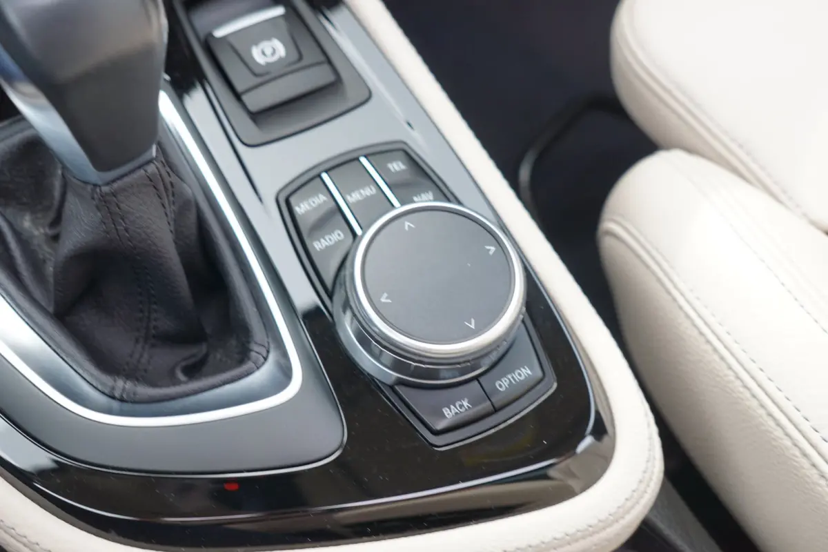 218i High Executive AUT | / | Schuif-/Kanteldak/Leder/Stoelverwarming/NAV/Cruise - Keurig!