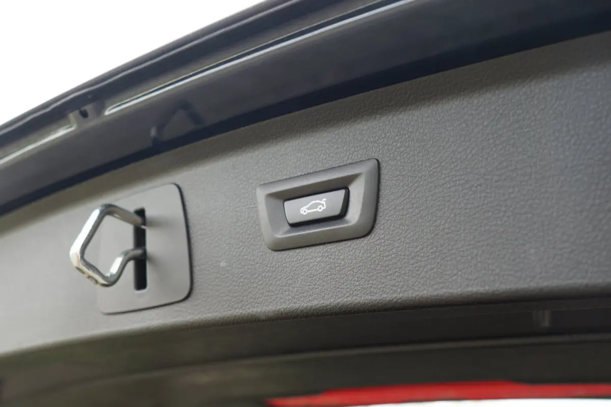 218i High Executive AUT | / | Schuif-/Kanteldak/Leder/Stoelverwarming/NAV/Cruise - Keurig!