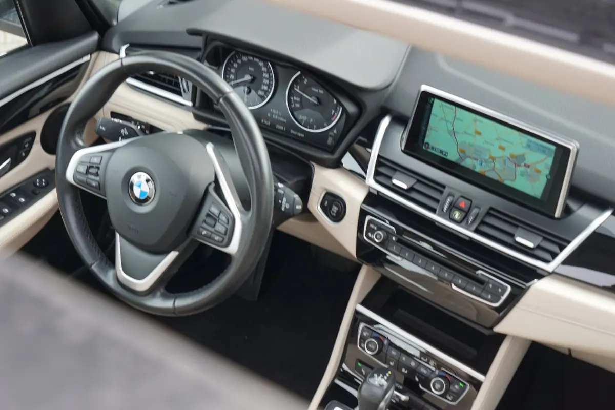 218i High Executive AUT | / | Schuif-/Kanteldak/Leder/Stoelverwarming/NAV/Cruise - Keurig!