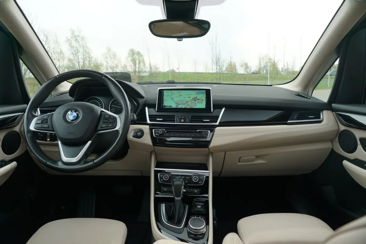 218i High Executive AUT | / | Schuif-/Kanteldak/Leder/Stoelverwarming/NAV/Cruise - Keurig!