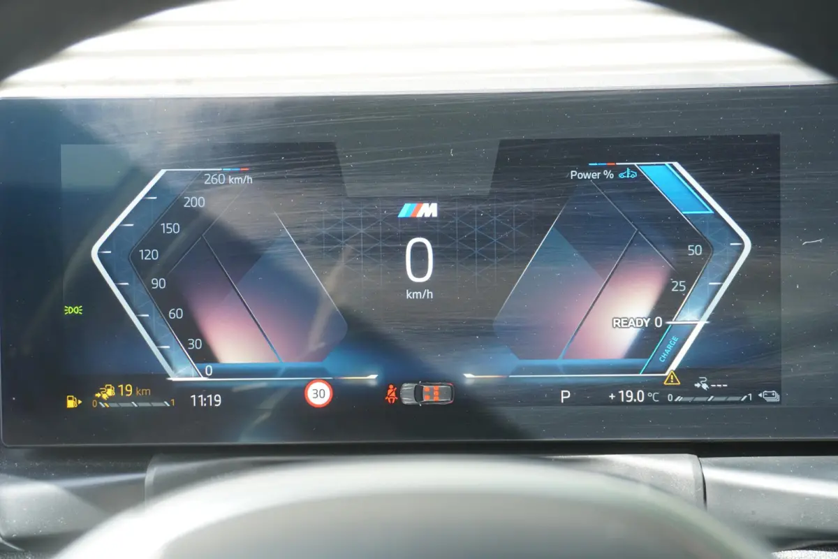 330e M Sportpakket Pro | BMW M Performance 19" | Comfort Pack | Trekhaak met elektrisch wegklapbare kogel | HIFI System Harman Kardon