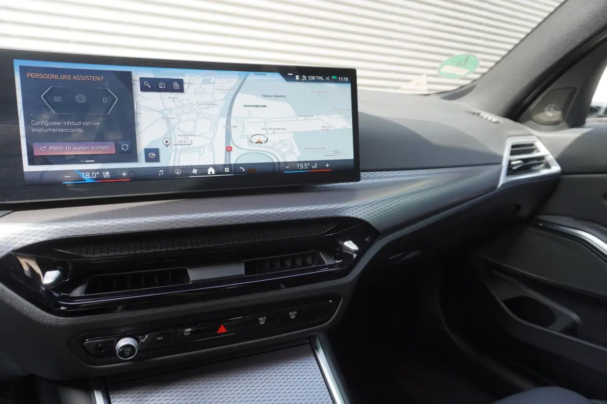 330e M Sportpakket Pro | BMW M Performance 19" | Comfort Pack | Trekhaak met elektrisch wegklapbare kogel | HIFI System Harman Kardon