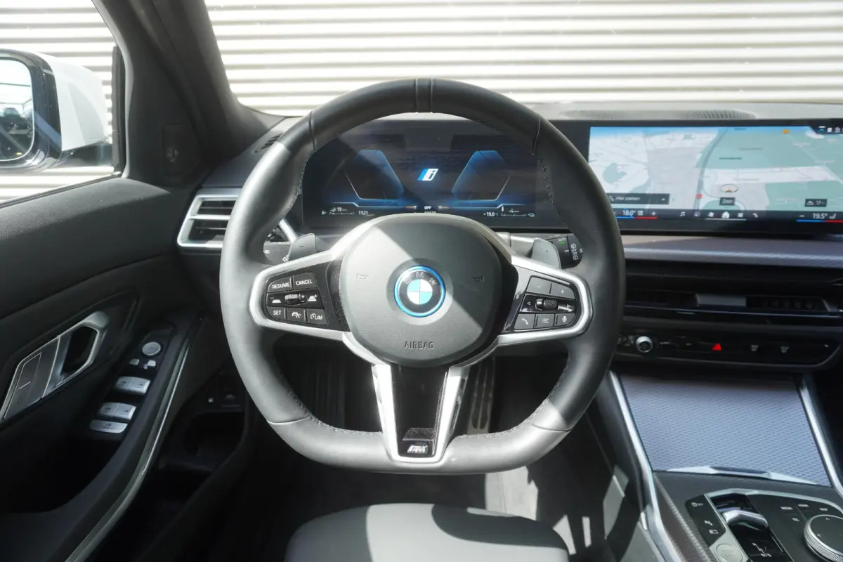 330e M Sportpakket Pro | BMW M Performance 19" | Comfort Pack | Trekhaak met elektrisch wegklapbare kogel | HIFI System Harman Kardon