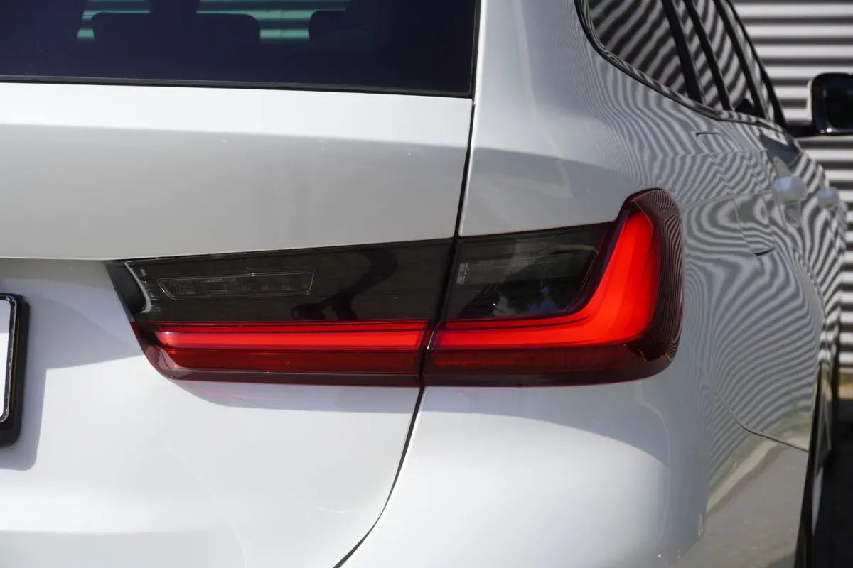 330e M Sportpakket Pro | BMW M Performance 19" | Comfort Pack | Trekhaak met elektrisch wegklapbare kogel | HIFI System Harman Kardon