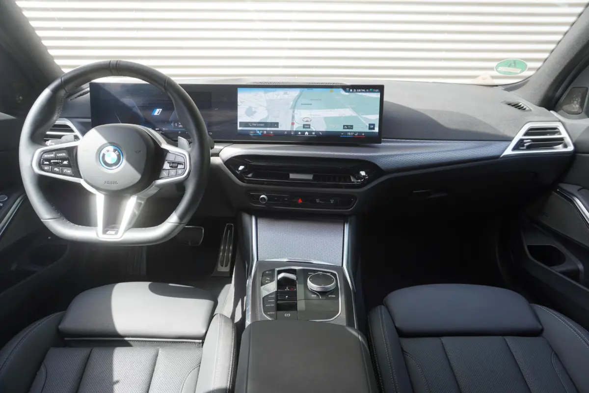 330e M Sportpakket Pro | BMW M Performance 19" | Comfort Pack | Trekhaak met elektrisch wegklapbare kogel | HIFI System Harman Kardon