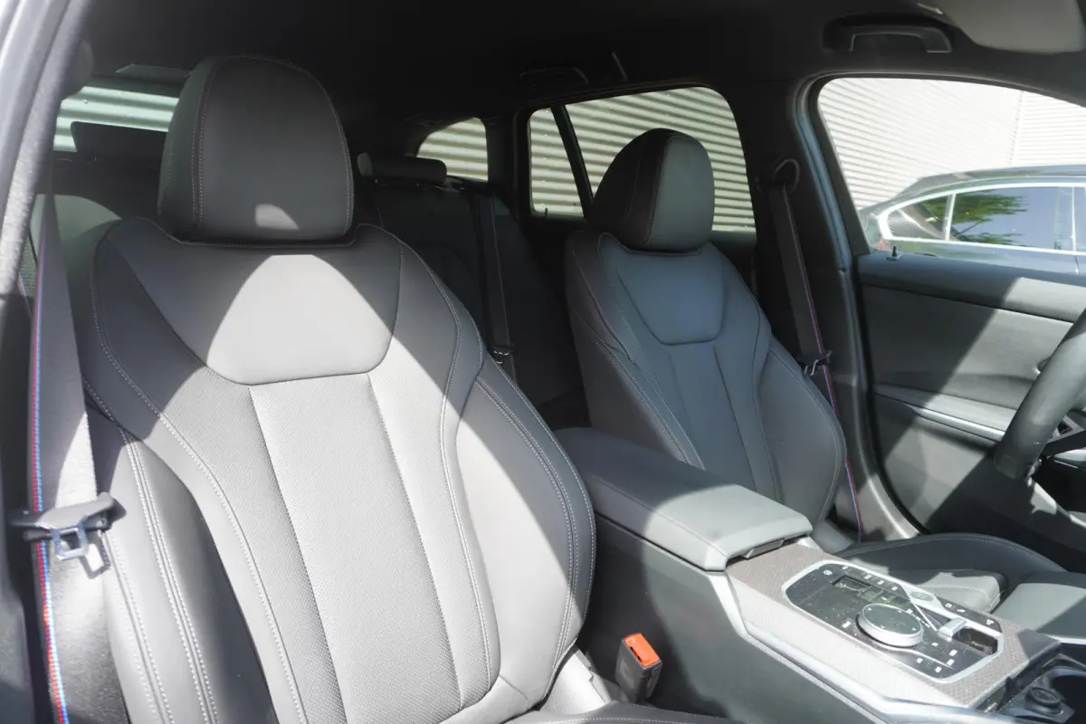 330e M Sportpakket Pro | BMW M Performance 19" | Comfort Pack | Trekhaak met elektrisch wegklapbare kogel | HIFI System Harman Kardon