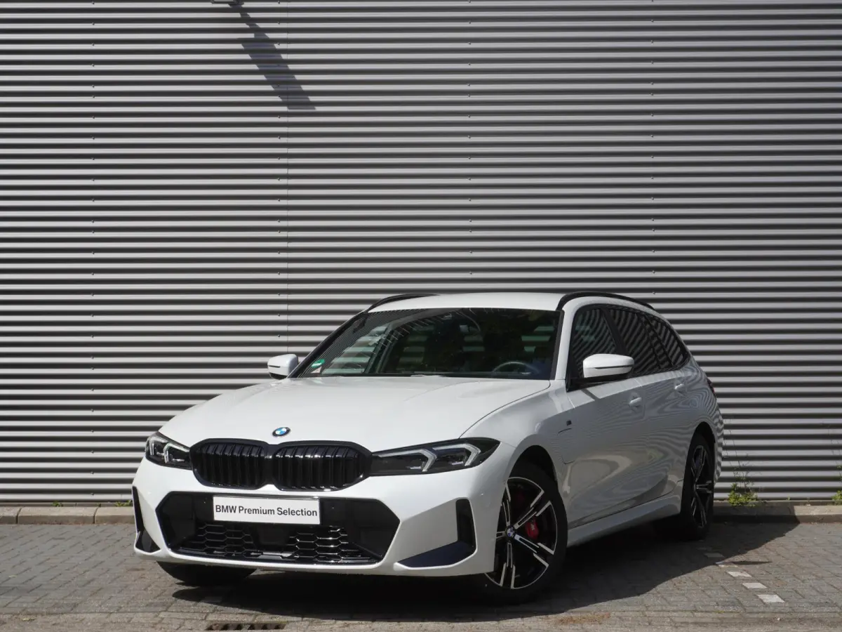 330e M Sportpakket Pro | BMW M Performance 19" | Comfort Pack | Trekhaak met elektrisch wegklapbare kogel | HIFI System Harman Kardon