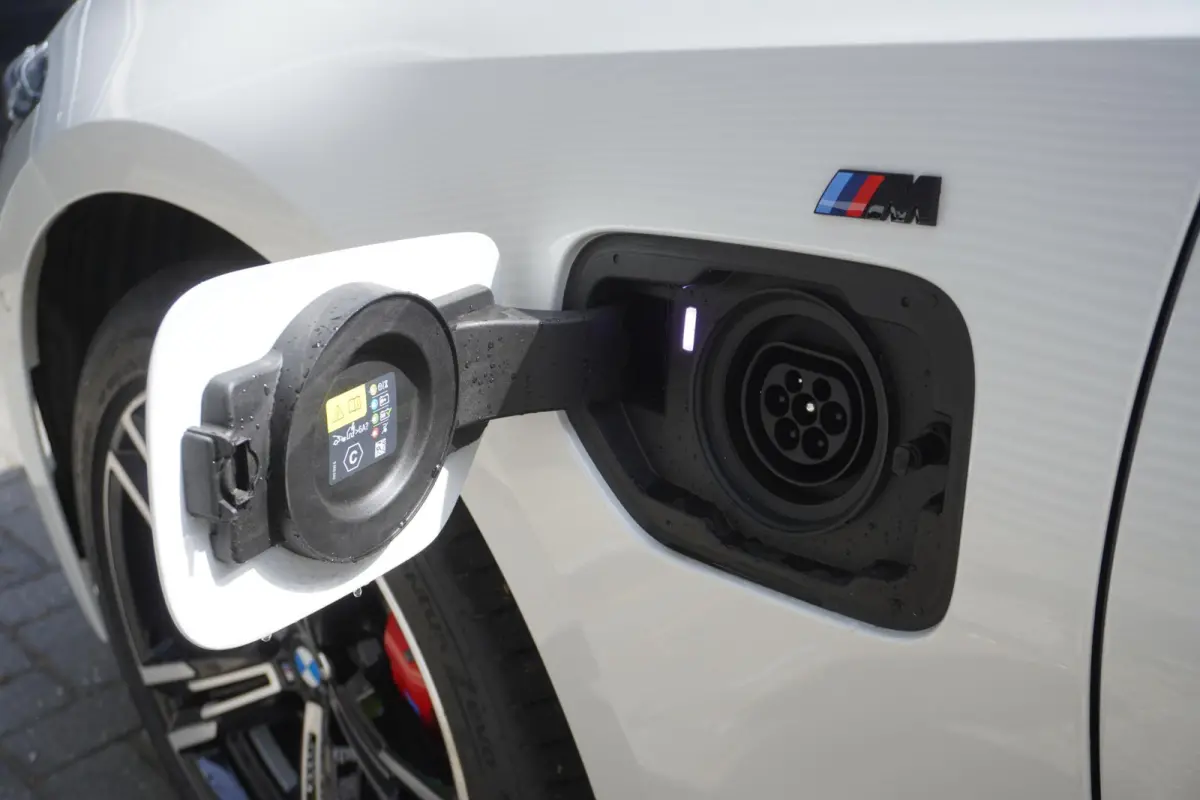 330e M Sportpakket Pro | BMW M Performance 19" | Comfort Pack | Trekhaak met elektrisch wegklapbare kogel | HIFI System Harman Kardon