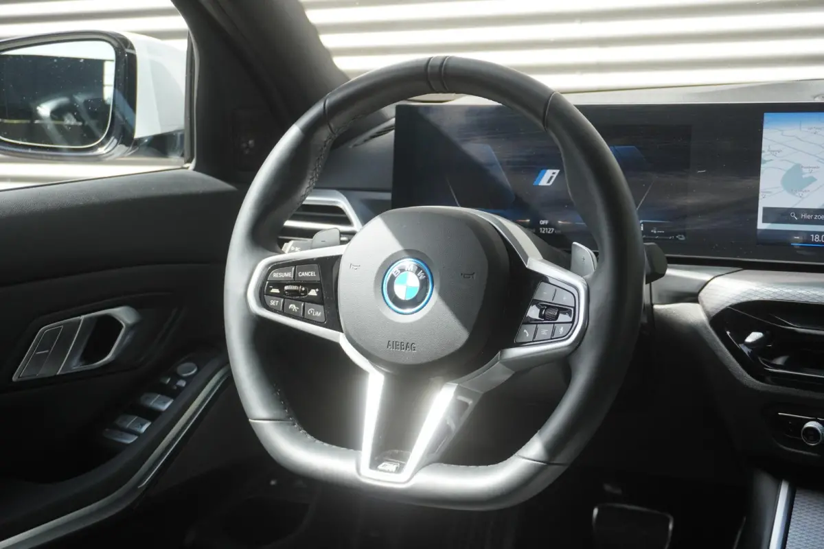 330e M Sportpakket Pro | BMW M Performance 19" | Comfort Pack | Trekhaak met elektrisch wegklapbare kogel | HIFI System Harman Kardon