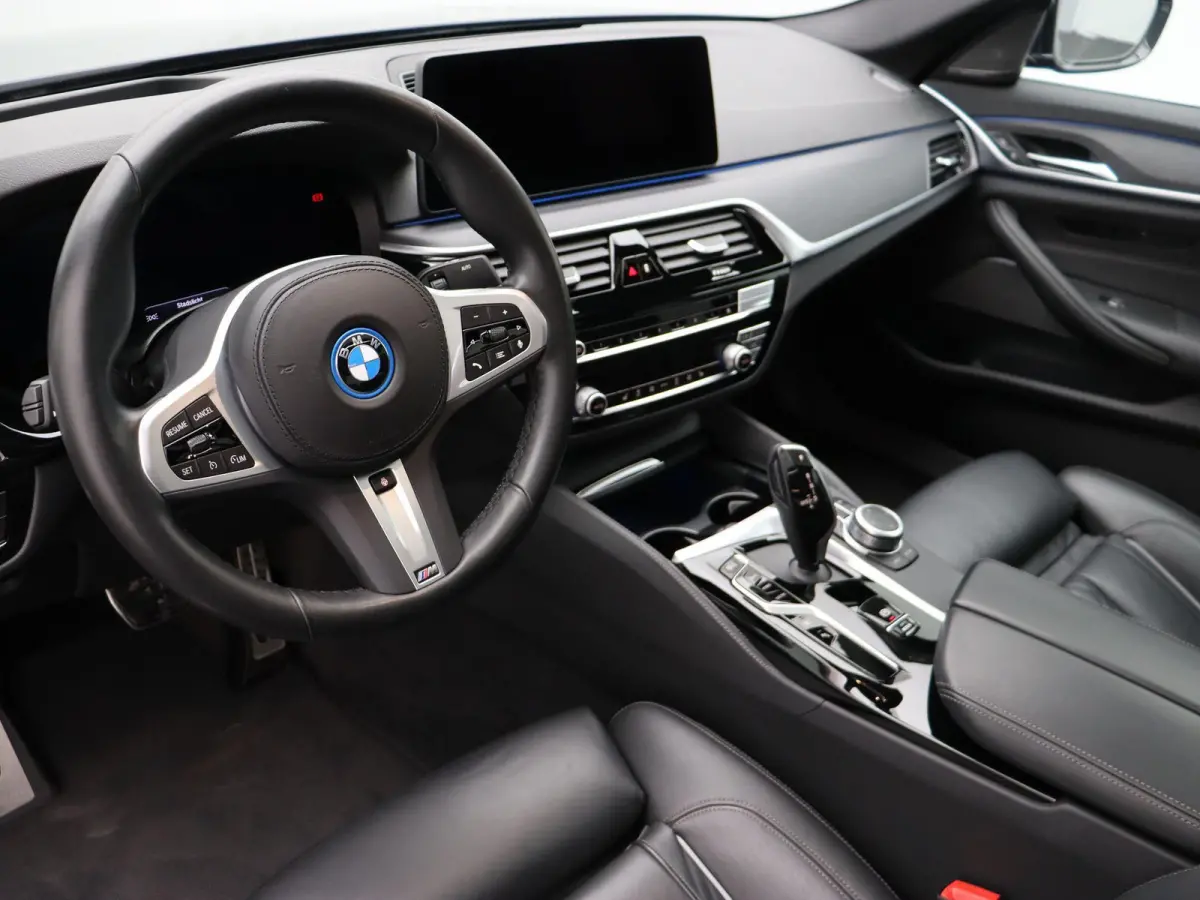 530e High Executive | M Sportpakket | SoH 89% | Parking Pack| Stuurwielrand Verwarmd | Schuifdak | Laserlight | Head-Up Display | Haraman Kardon | 18''