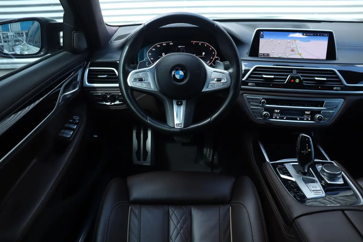 Sedan 745e | High Executive | M Sportpakket | Driving Assistant Professional | Parking Assistant Plus | Head-Up | Harman Kardon | Laserlight | Warmte Comfortpakket | Soft-Close | Comfort Acc
