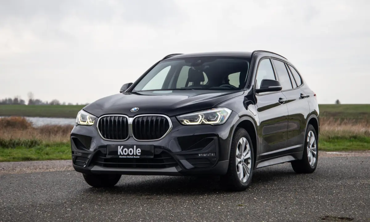 xDrive25e Executive X CAMERA / CARPLAY / HEAD UP DISPLAY / LEDER / LED / CRUISE CONTROLE / STOELVERWARMING