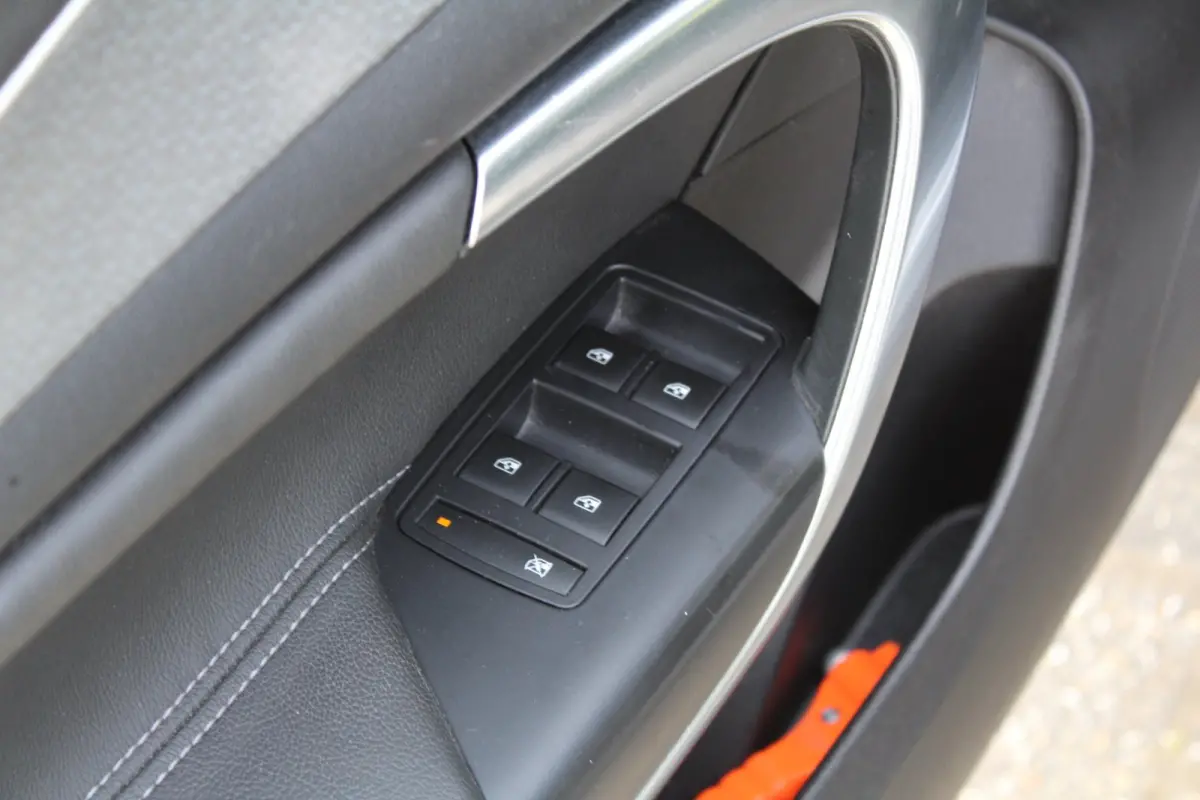 1.6 T Business+ 170PK | Lederen bekleding | Stoel/Stuurverwarming | Navigatie | Parkeersensoren
