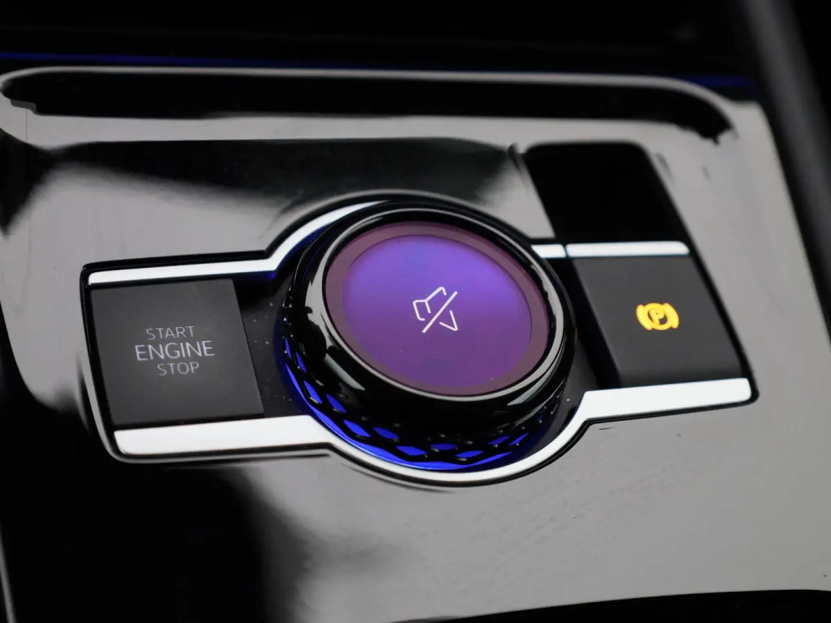 1.5 eHybrid R-Line Edition 272 PK | Lederen Stoelen Met Geheugen | Navigatie Groot Scherm | Trekhaak | 360 Camera | Head-Updisplay | Stoelverwarming Voor & Achter | Stuurwielverwarming |