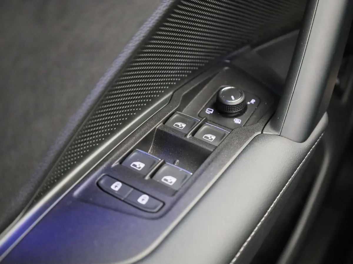 1.5 eHybrid R-Line Edition 272 PK | Lederen Stoelen Met Geheugen | Navigatie Groot Scherm | Trekhaak | 360 Camera | Head-Updisplay | Stoelverwarming Voor & Achter | Stuurwielverwarming |