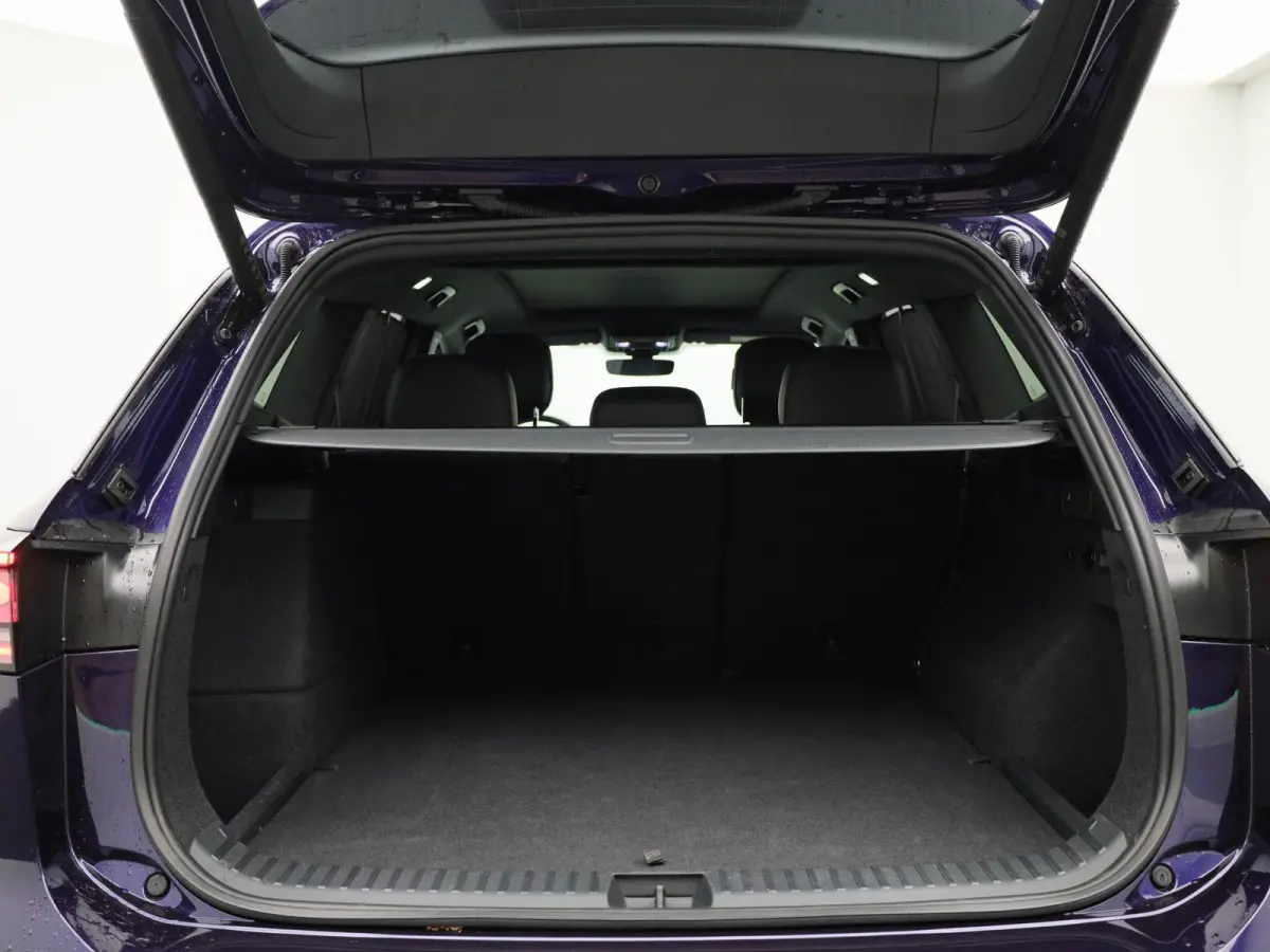 1.5 eHybrid R-Line Edition 272 PK | Lederen Stoelen Met Geheugen | Navigatie Groot Scherm | Trekhaak | 360 Camera | Head-Updisplay | Stoelverwarming Voor & Achter | Stuurwielverwarming |