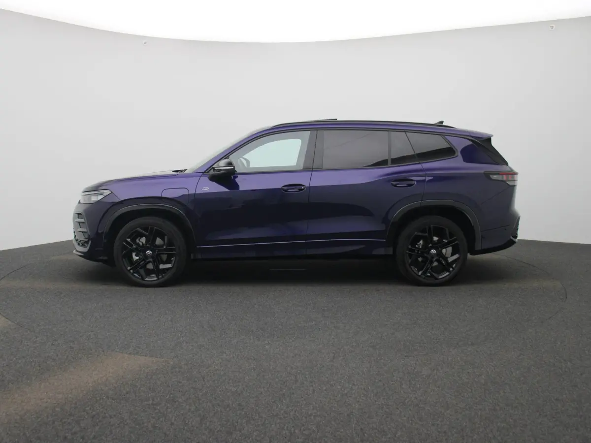 1.5 eHybrid R-Line Edition 272 PK | Lederen Stoelen Met Geheugen | Navigatie Groot Scherm | Trekhaak | 360 Camera | Head-Updisplay | Stoelverwarming Voor & Achter | Stuurwielverwarming |