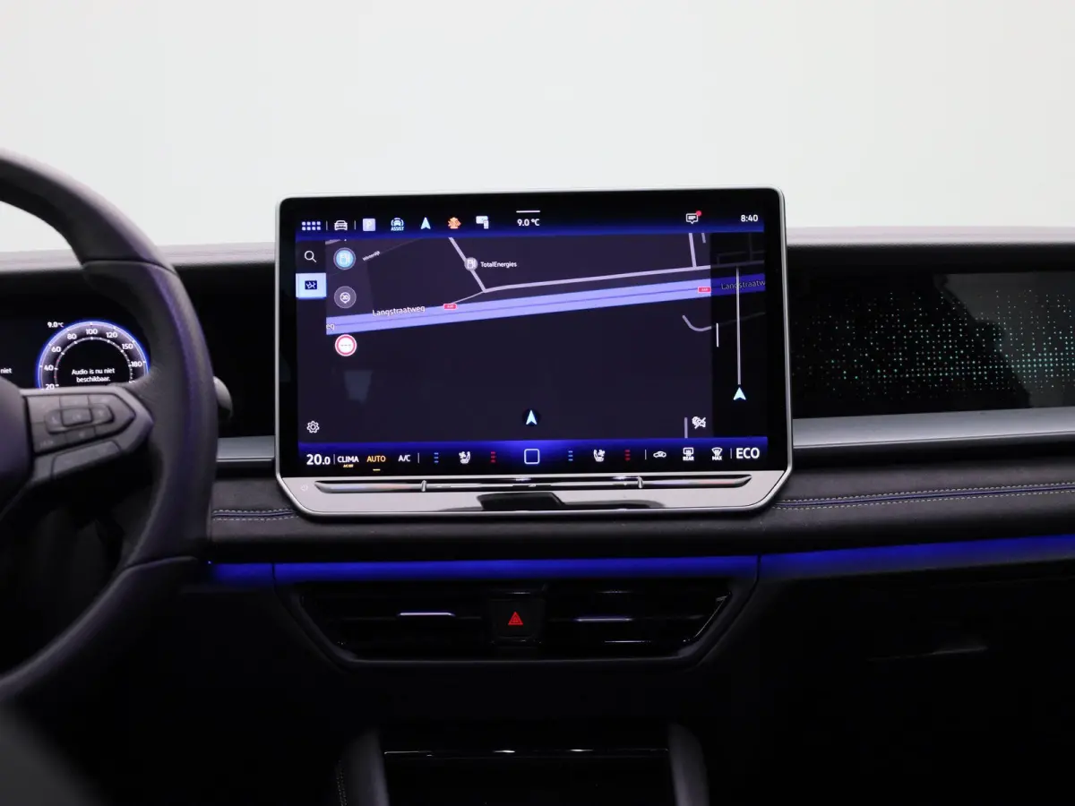 1.5 eHybrid R-Line Edition 272 PK | Lederen Stoelen Met Geheugen | Navigatie Groot Scherm | Trekhaak | 360 Camera | Head-Updisplay | Stoelverwarming Voor & Achter | Stuurwielverwarming |
