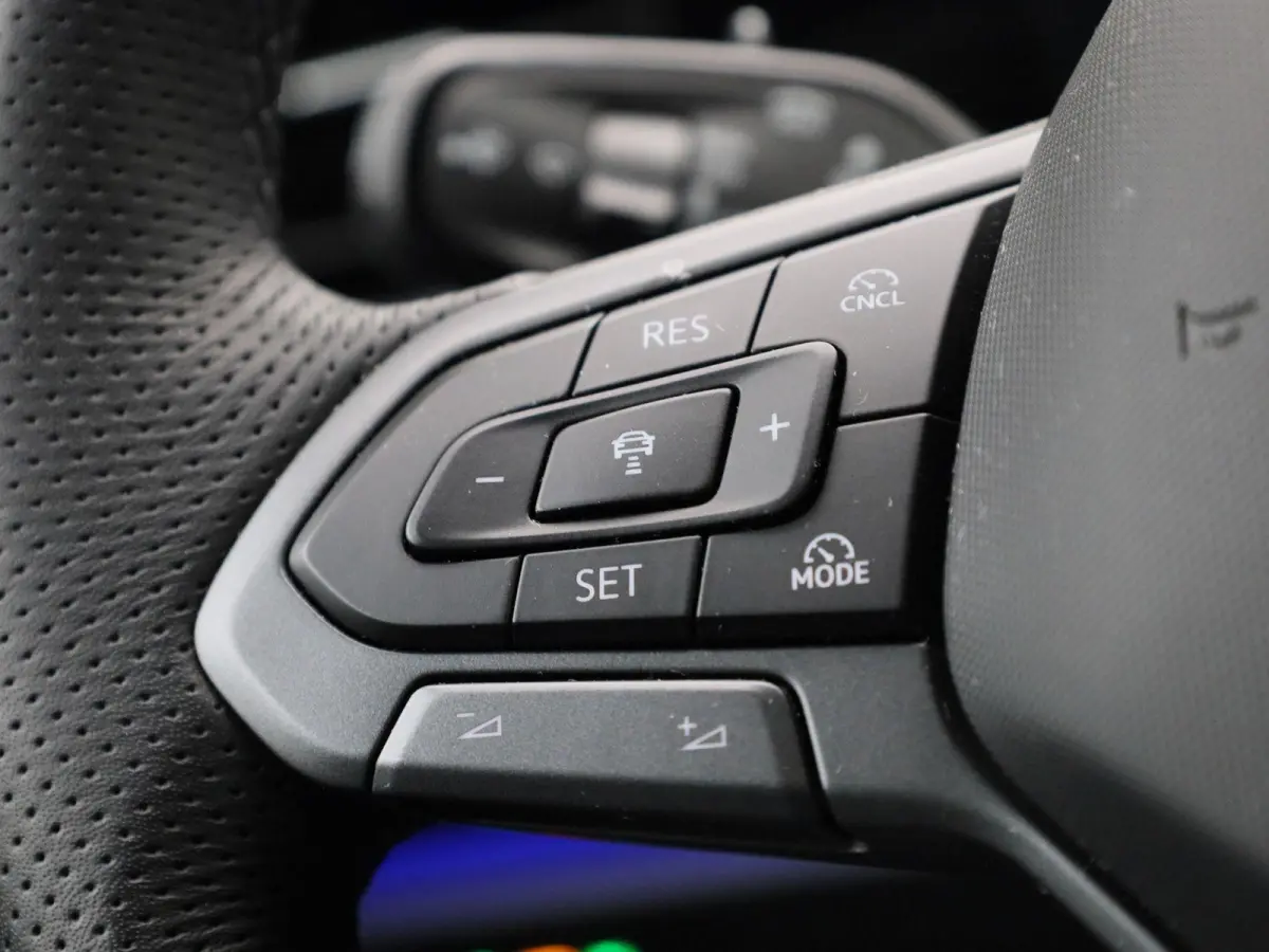 1.5 eHybrid R-Line Edition 272 PK | Lederen Stoelen Met Geheugen | Navigatie Groot Scherm | Trekhaak | 360 Camera | Head-Updisplay | Stoelverwarming Voor & Achter | Stuurwielverwarming |