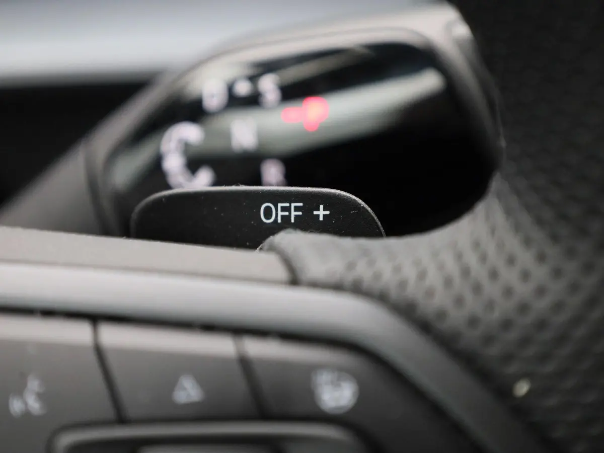 1.5 eHybrid R-Line Edition 272 PK | Lederen Stoelen Met Geheugen | Navigatie Groot Scherm | Trekhaak | 360 Camera | Head-Updisplay | Stoelverwarming Voor & Achter | Stuurwielverwarming |