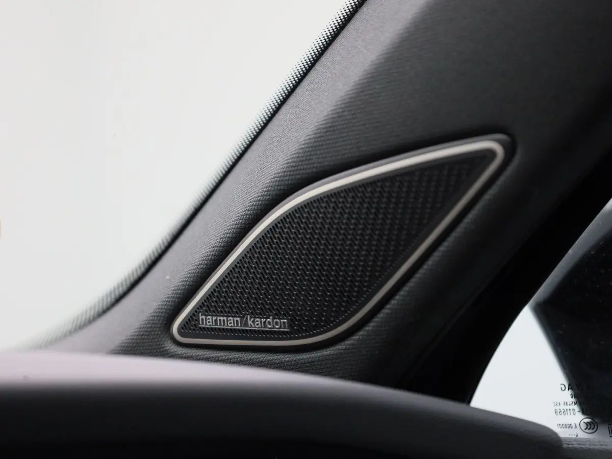 1.5 eHybrid R-Line Edition 272 PK | Lederen Stoelen Met Geheugen | Navigatie Groot Scherm | Trekhaak | 360 Camera | Head-Updisplay | Stoelverwarming Voor & Achter | Stuurwielverwarming |