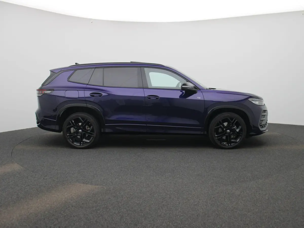 1.5 eHybrid R-Line Edition 272 PK | Lederen Stoelen Met Geheugen | Navigatie Groot Scherm | Trekhaak | 360 Camera | Head-Updisplay | Stoelverwarming Voor & Achter | Stuurwielverwarming |