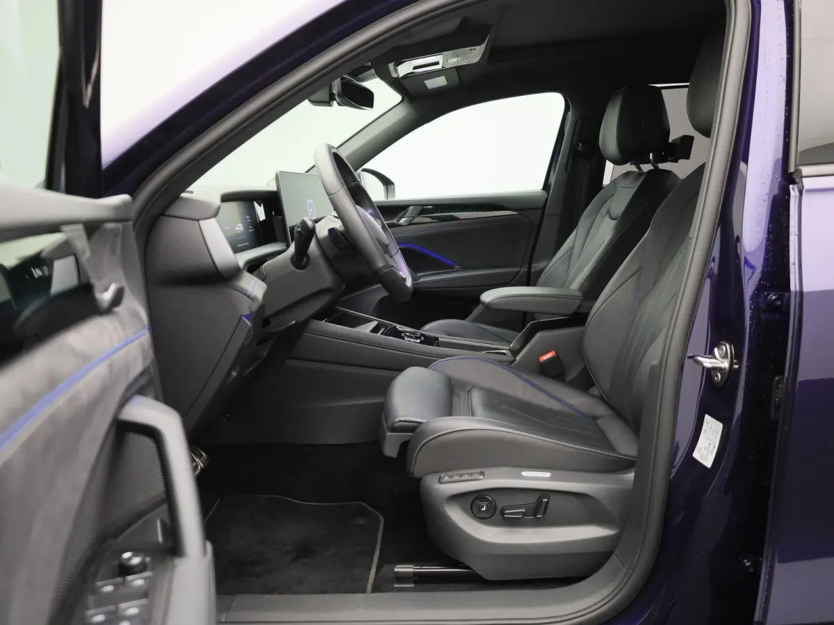 1.5 eHybrid R-Line Edition 272 PK | Lederen Stoelen Met Geheugen | Navigatie Groot Scherm | Trekhaak | 360 Camera | Head-Updisplay | Stoelverwarming Voor & Achter | Stuurwielverwarming |
