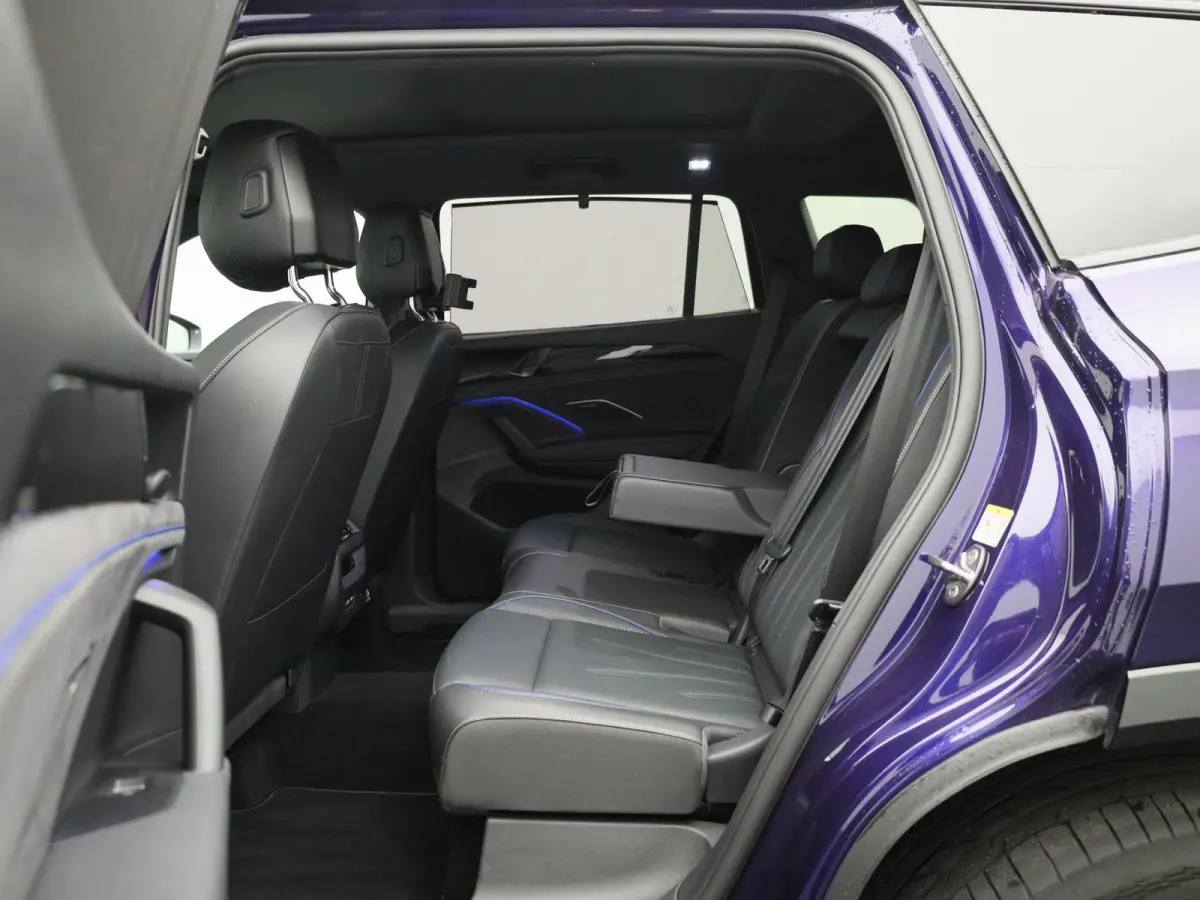 1.5 eHybrid R-Line Edition 272 PK | Lederen Stoelen Met Geheugen | Navigatie Groot Scherm | Trekhaak | 360 Camera | Head-Updisplay | Stoelverwarming Voor & Achter | Stuurwielverwarming |