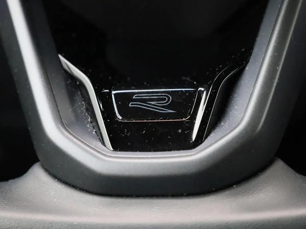 1.5 eHybrid R-Line Edition 272 PK | Lederen Stoelen Met Geheugen | Navigatie Groot Scherm | Trekhaak | 360 Camera | Head-Updisplay | Stoelverwarming Voor & Achter | Stuurwielverwarming |