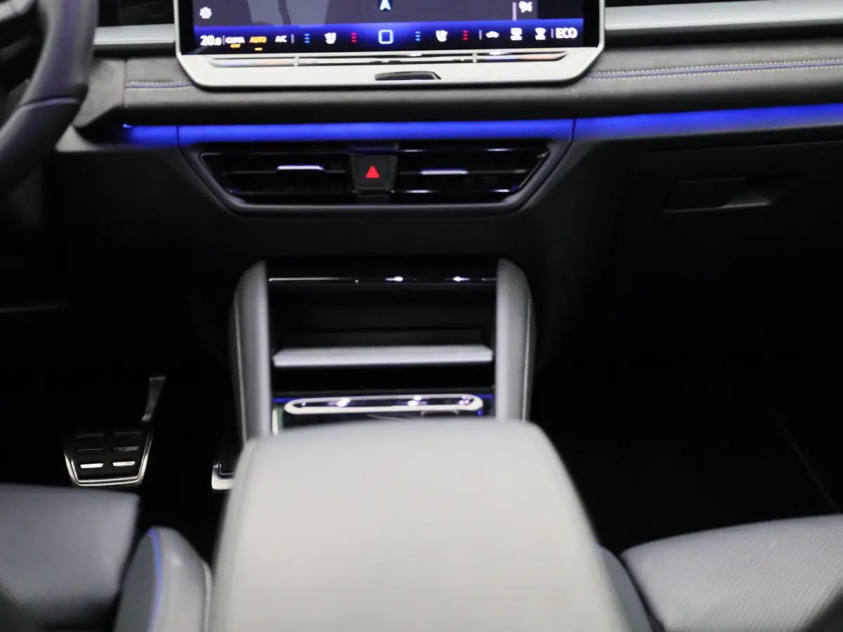 1.5 eHybrid R-Line Edition 272 PK | Lederen Stoelen Met Geheugen | Navigatie Groot Scherm | Trekhaak | 360 Camera | Head-Updisplay | Stoelverwarming Voor & Achter | Stuurwielverwarming |