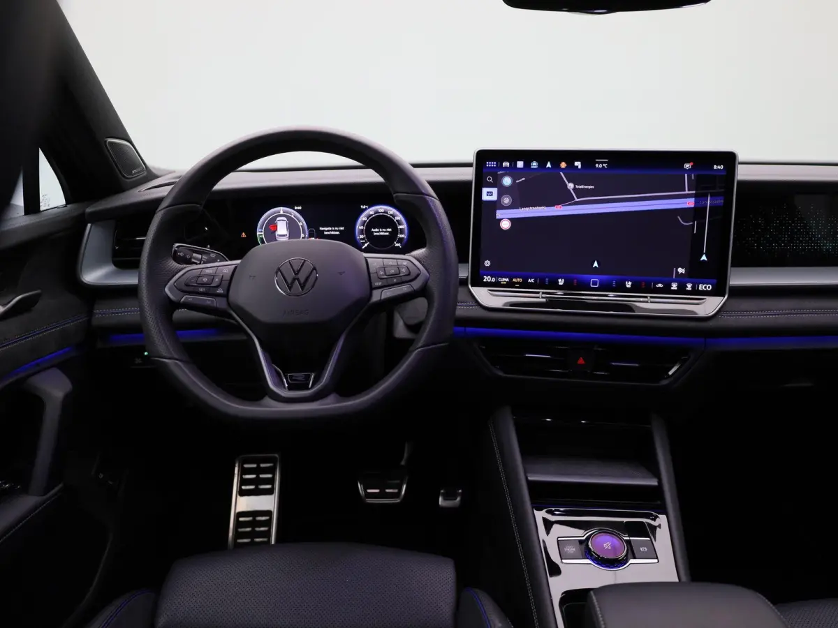 1.5 eHybrid R-Line Edition 272 PK | Lederen Stoelen Met Geheugen | Navigatie Groot Scherm | Trekhaak | 360 Camera | Head-Updisplay | Stoelverwarming Voor & Achter | Stuurwielverwarming |