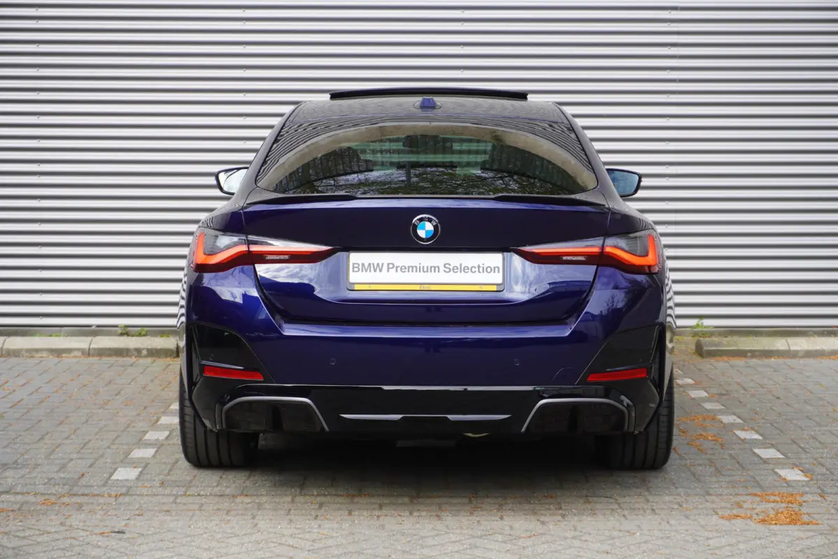 eDrive35 M Sportpakket | Comfort Pack | Stuurwielrand verwarmd | Trekhaak met elektrisch wegklapbare kogel | Elektrisch bediend glazen schuif-/kanteldak | Extra getint glas