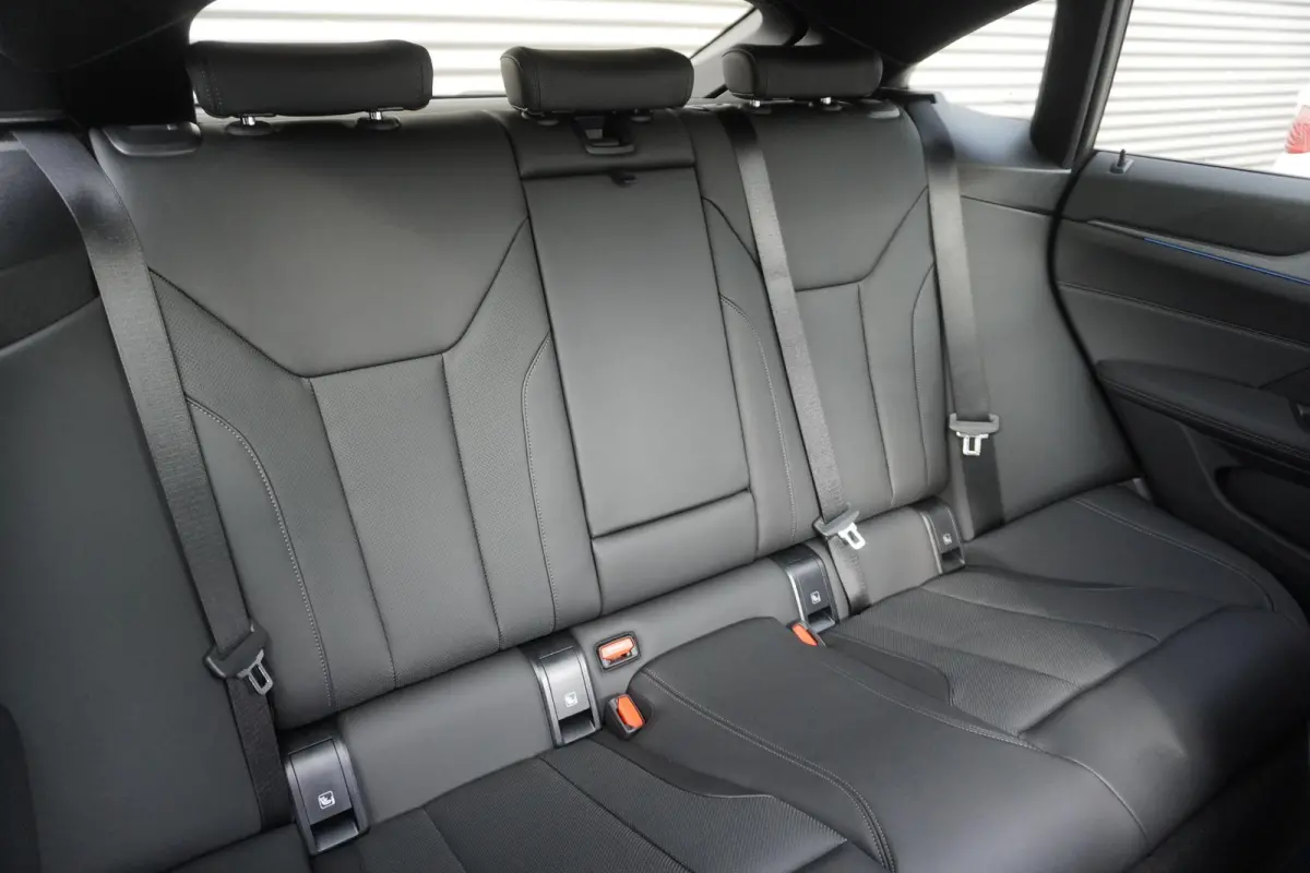 eDrive35 M Sportpakket | Comfort Pack | Stuurwielrand verwarmd | Trekhaak met elektrisch wegklapbare kogel | Elektrisch bediend glazen schuif-/kanteldak | Extra getint glas