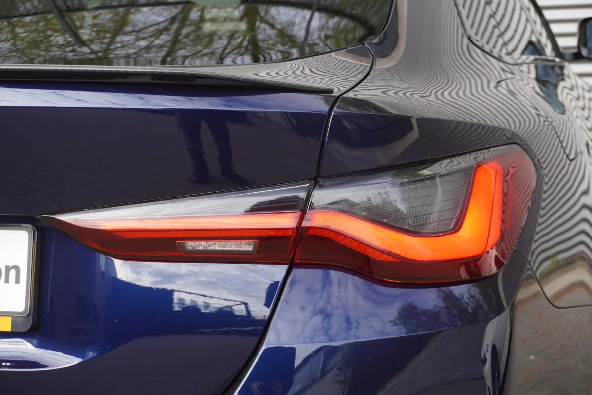 eDrive35 M Sportpakket | Comfort Pack | Stuurwielrand verwarmd | Trekhaak met elektrisch wegklapbare kogel | Elektrisch bediend glazen schuif-/kanteldak | Extra getint glas